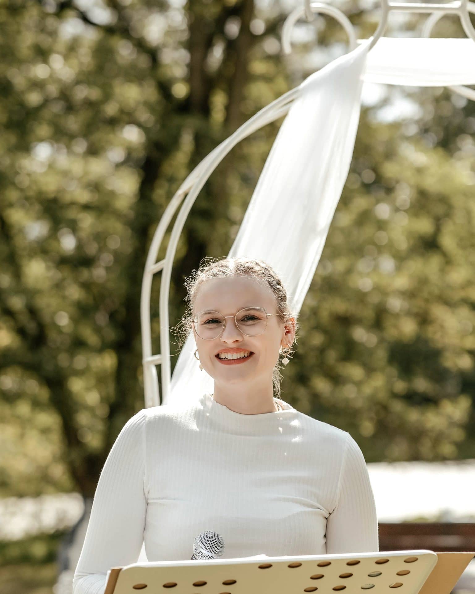 Emma Angermann am Rednerpult bei einer freien Trauung