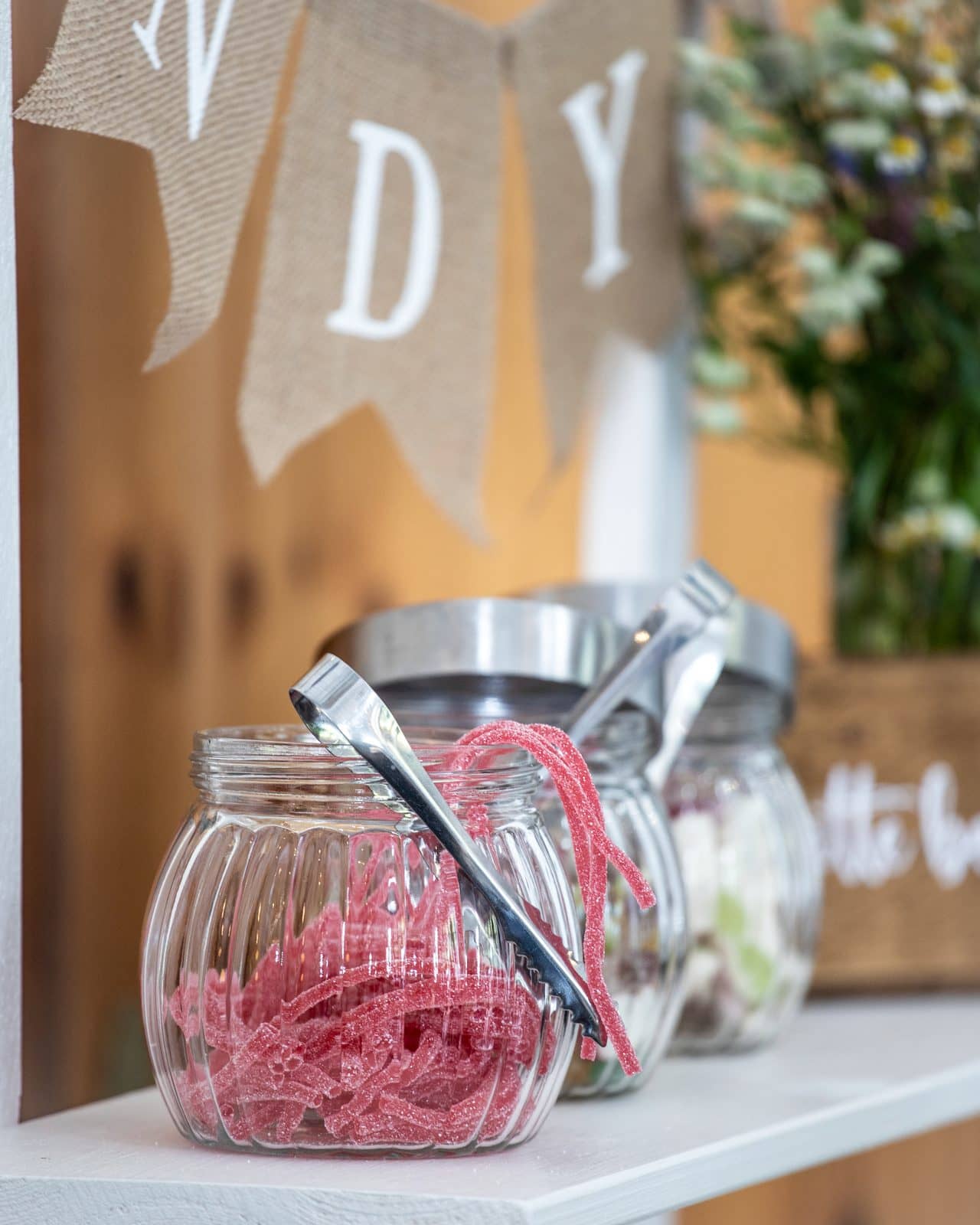 Candybar mit Gläsern und Süßigkeiten