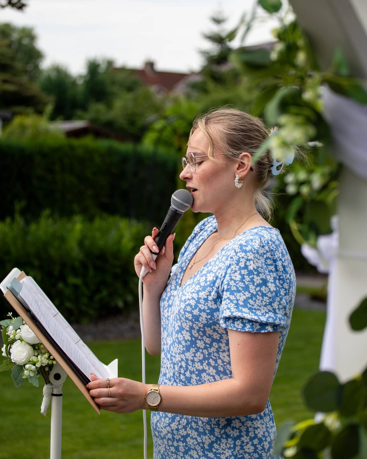 Emma hält als freie Rednerin eine Trauung im Garten