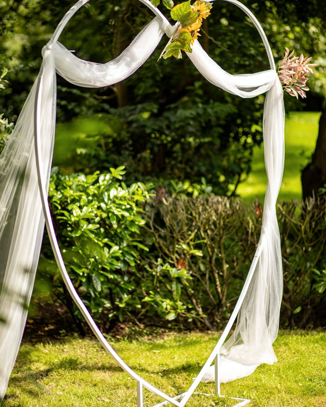Herz-Traubogen aus Metall mit Tüll und Sonnenblumen