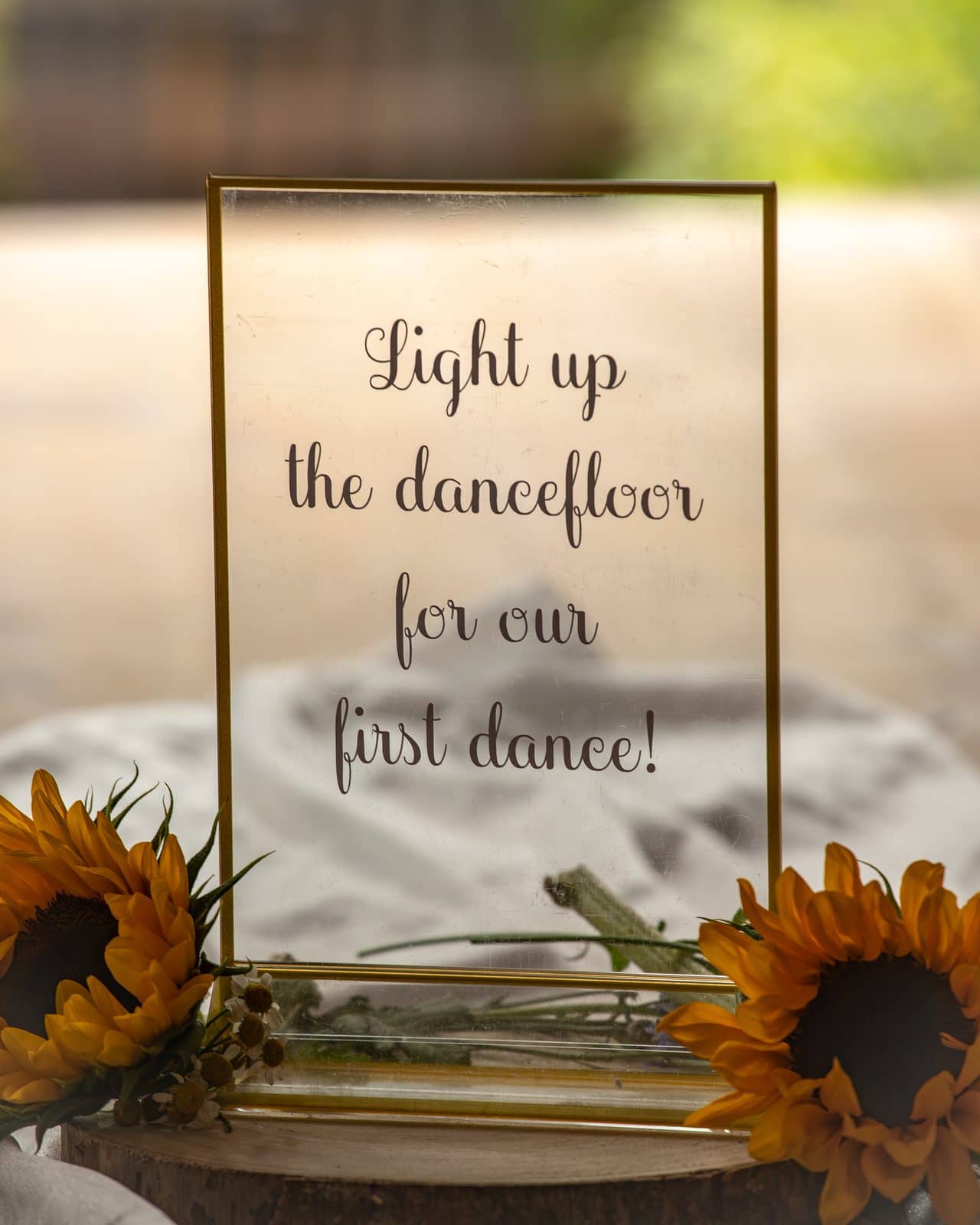 Goldener Schilderrahmen „Light up the dancefloor for our first dance!“ mit Sonnenblumen