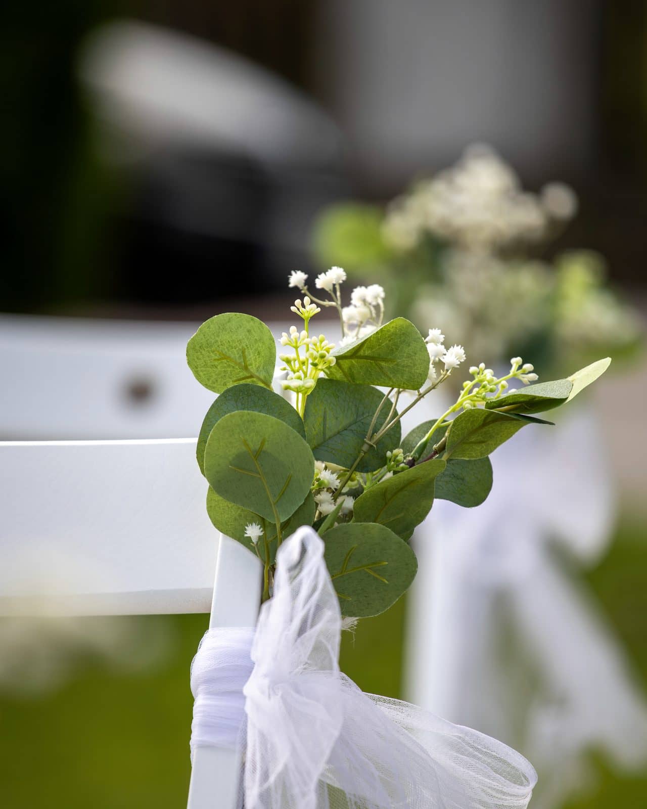Stuhlschmuck mit Eukalyptus und Tüll